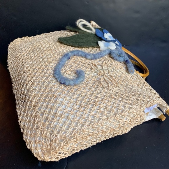 w i c k e r :: Vintage Large Boho Floral Rattan Straw Wool Flower Tote - Picture 2 of 13